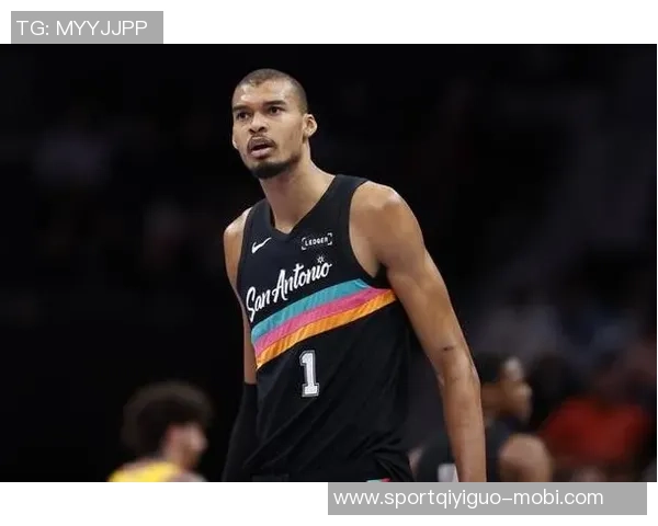 文班亚马盛赞克劳福德称其为最爱球员之一并赞扬其导师角色